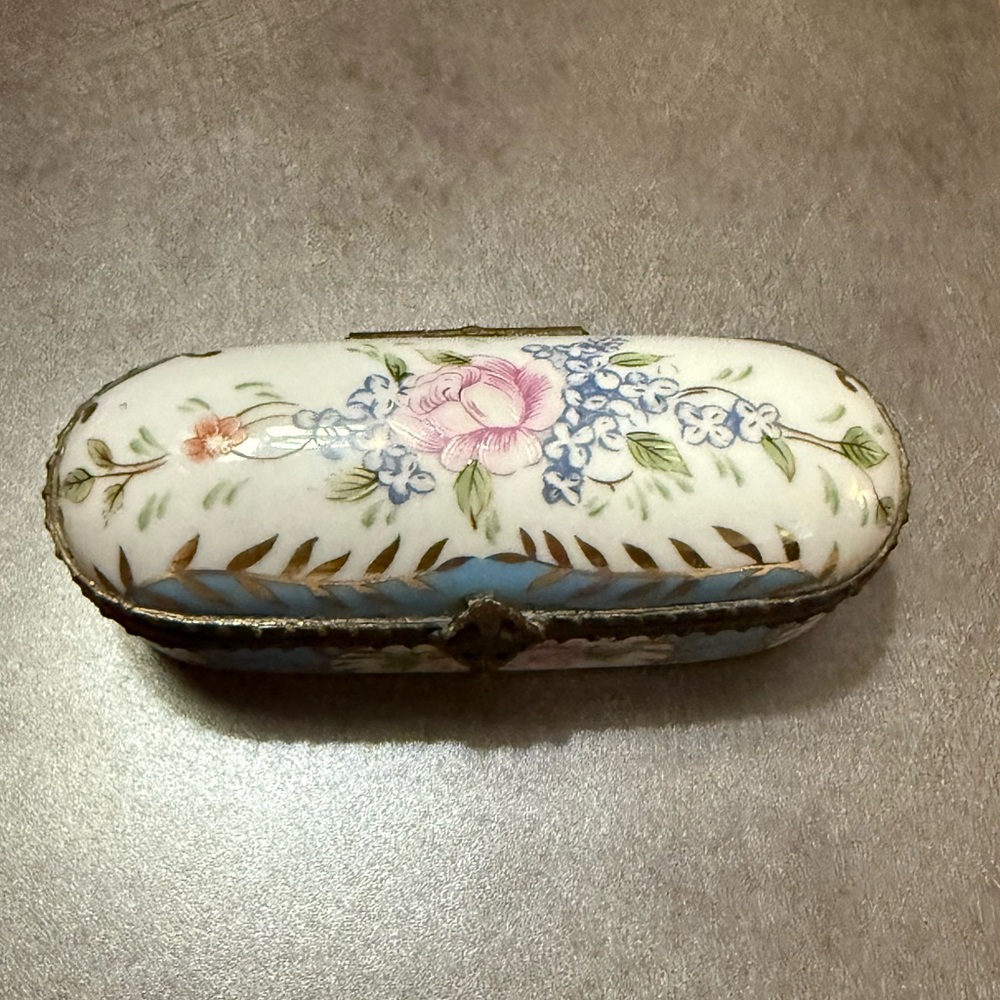 Sweet vintage Limoges hinged trinket box, hand-painted in France